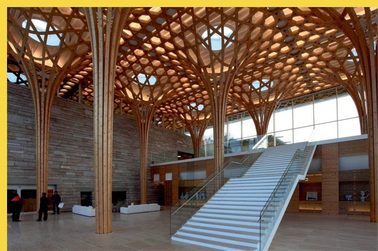 architecture laique - S-Korea - Nine Bridges Country Club par Shigeru Ban - 2009 : les espaces du hall d'accueil, sous la haute frondaison composée par ces bois courbes à l'image du canage d'un siège